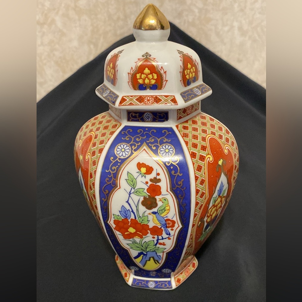 Rare Vintage Imari Japanese Porcelain Ginger Jar!